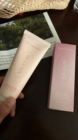 [휴랑] 오미자 2,000알로 피부 생기를 채워주는 밸런싱 크림 — 5점을 준 리뷰어가 2021년 11월 올린 사용 사진