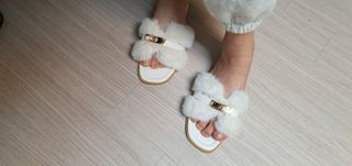 소담스퀘어 상암 쌍형컴퍼니 복슬복슬 포근한 털슬리퍼 — 5점을 준 리뷰어가 2022년 12월 올린 사용 사진