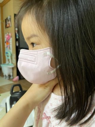 애니가드키즈 새부리형 KF94  5컬러 각 10매입 [화이트, 블랙, 크리미베이지, 코튼핑크, 그레이] 3-6세 — 3.5점을 준 리뷰어가 2022년 2월 올린 사용 사진