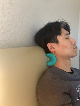 힐니스북 [힐마이넥]   거북목 통증완화를 위한 휴대용 목 안마기 — 5점을 준 리뷰어가 2022년 12월 올린 사용 사진