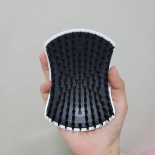 온가족 시원한샴푸 깨끗한두피 샴푸브러쉬 두피스케일링 히트팡블랙에디션 — 5점을 준 리뷰어가 2021년 8월 올린 사용 사진