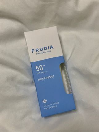 틱톡 [후르디아] 백탁NO! 화잘먹 수분광 선 에센스✨ — 5점을 준 리뷰어가 2023년 8월 올린 사용 사진