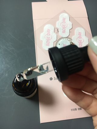 라라로즈데이 시즌2 천연 아로마오일 Y존 케어 속옷향수 이너퍼퓸 5ml  여성의 자존감을 UP시키자 — 5점을 준 리뷰어가 2021년 10월 올린 사용 사진