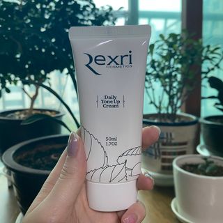 렉스리 데일리 톤업 크림 Rexri Daily Tone Up Cream — 4.5점을 준 리뷰어가 2022년 9월 올린 사용 사진