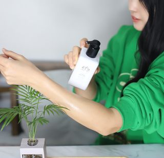 줄라이 모닝 _ JULY MORNING 줄라이모닝 하이드레이팅 퍼퓸드 바디앤핸드 에멀젼 — 5점을 준 리뷰어가 2021년 12월 올린 사용 사진