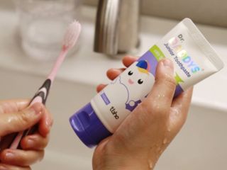 닥터데디스 안심불소 튼튼치약(청포도, 민트 중 택 1) 60g + 여행용 미니 치약 15g — 4.5점을 준 리뷰어가 2022년 12월 올린 사용 사진