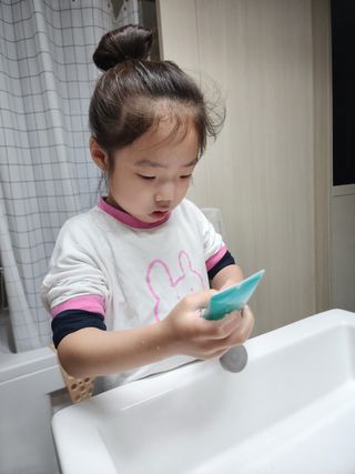 치과에서 쓰는 치약 _ 라벨제로 저불소 꼬마, 키즈, 유아, 베이비, 주니어 안전한 어린이치약 — 5점을 준 리뷰어가 2022년 11월 올린 사용 사진