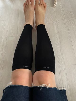 하트플로우 종아리 압박 밴드 스타킹 — 5점을 준 리뷰어가 2022년 10월 올린 사용 사진