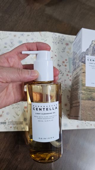 스킨1004 [SKIN1004] 마다가스카르 센텔라 라이트 클렌징 오일 200ml — 5점을 준 리뷰어가 2024년 7월 올린 사용 사진