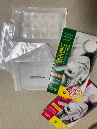 올리브영 엘라밴드 하이드로 도트 스팟패치 12mm, 티트리 — 4.5점을 준 리뷰어가 2022년 10월 올린 사용 사진