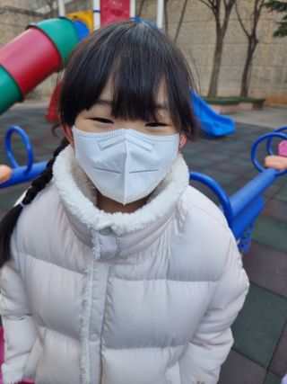 [심폐소생소] 오늘의마스크 KF94 소형 초등학생 어린이 마스크 — 5점을 준 리뷰어가 2022년 1월 올린 사용 사진