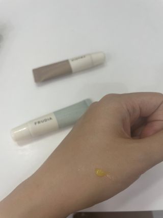 [후르디아] 올리브영 착한보습 비건 립버터 2종 — 5점을 준 리뷰어가 2023년 1월 올린 사용 사진