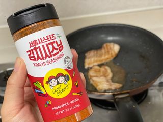 [서울시스터즈] 김치시즈닝 국내 최초 뿌려먹는 김치파우더 100g 1개+ 신제품 고추장 핫소스 185g 1개 — 4.5점을 준 리뷰어가 2021년 9월 올린 사용 사진