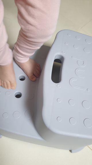 아르브 / 퍼지 2단 유아 아기 욕실 발판 발 디딤대 — 5점을 준 리뷰어가 2023년 1월 올린 사용 사진