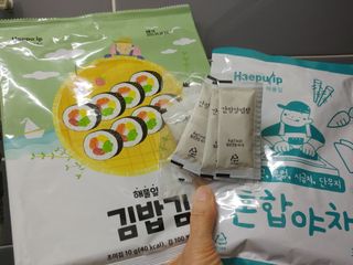 해풀잎 누구나 김밥*1ea [(혼합야채 35g *1ea,  김밥김 (5g, 5ea),  양념간장 (6g, 5ea), 참기름(5g, 2ea)] — 5점을 준 리뷰어가 2022년 7월 올린 사용 사진