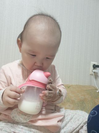 유비맘 트라이탄 코니빨대컵_컬러 랜덤 발송 — 4점을 준 리뷰어가 2020년 12월 올린 사용 사진