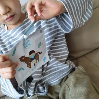 [블루 본 아이노우] 유아용 컬러마스크 40 PCS SET 2중 택 1 — 5점을 준 리뷰어가 2021년 5월 올린 사용 사진