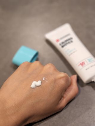 리더스코스메틱 리더스 카밍 바이오틱스 선 에센스 SPF 50+ PA++++ — 5점을 준 리뷰어가 2022년 5월 올린 사용 사진