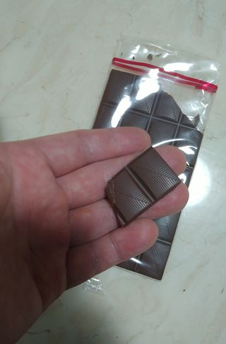 당류2g 자일리톨로 단맛을낸 슈카 퓨어비건 무설탕초콜릿 Xucker vegan 2개입 — 4.5점을 준 리뷰어가 2021년 4월 올린 사용 사진