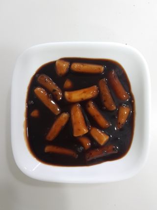 유비쿡 컵떡볶이 매운컵떡볶이2개/ 짜장컵떡볶이 2개  총 4개세트 — 5점을 준 리뷰어가 2021년 6월 올린 사용 사진