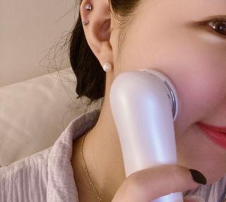 올인원 피부관리 이야 갈바닉 마사지기 — 5점을 준 리뷰어가 2023년 3월 올린 사용 사진