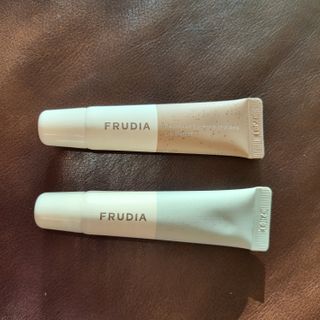 [후르디아] 올리브영 착한보습 비건 립버터 2종 — 5점을 준 리뷰어가 2023년 1월 올린 사용 사진