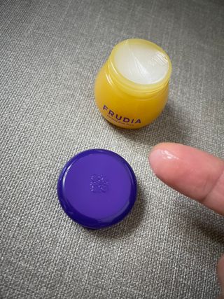 틱톡 [후르디아] 튼입술해결템 올리브영 블루베리 하이드레이팅 허니 립밤 — 5점을 준 리뷰어가 2024년 3월 올린 사용 사진