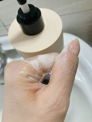 프리마인 더이상 뻣뻣하고 효과없는 탈모샴푸는 NO. 근본부터 케어하는 셀베이스 그린티샴푸(500ml) — 3.5점을 준 리뷰어가 2023년 3월 올린 사용 사진