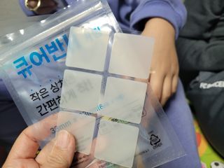 [큐어반H 커팅] 간편하게 떼서 쓰는 자외선차단 습윤밴드 (1팩/30매입) — 5점을 준 리뷰어가 2022년 11월 올린 사용 사진