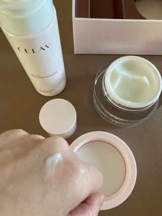 프리마인 바르기만 하면 철벽 스킨케어+24시간 마스크팩 효과. 셀라브 리제너레이팅 시스템 부스터+크림 세트 — 4점을 준 리뷰어가 2023년 4월 올린 사용 사진