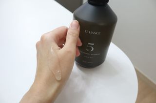르핸스 퍼포밍 5 샴푸 비반트 포렛/베티버 포그 — 4점을 준 리뷰어가 2022년 12월 올린 사용 사진