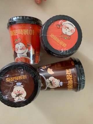 유비쿡 컵떡볶이 매운컵떡볶이2개/ 짜장컵떡볶이 2개  총 4개세트 — 3.5점을 준 리뷰어가 2021년 6월 올린 사용 사진