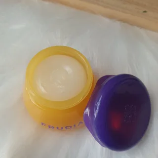 틱톡 [후르디아] 튼입술해결템 올리브영 블루베리 하이드레이팅 허니 립밤 — 5점을 준 리뷰어가 2023년 12월 올린 사용 사진