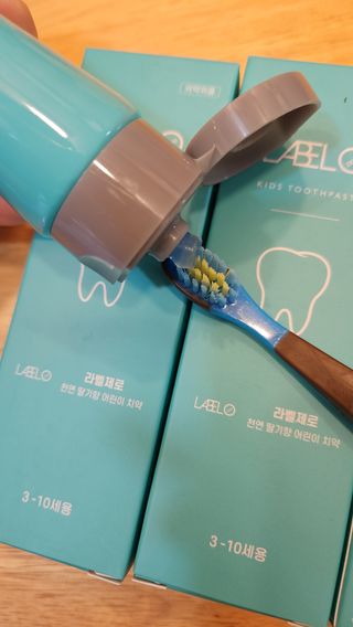 치과에서 쓰는 치약 _ 라벨제로 저불소 꼬마, 키즈, 유아, 베이비, 주니어 안전한 어린이치약 — 3점을 준 리뷰어가 2023년 1월 올린 사용 사진