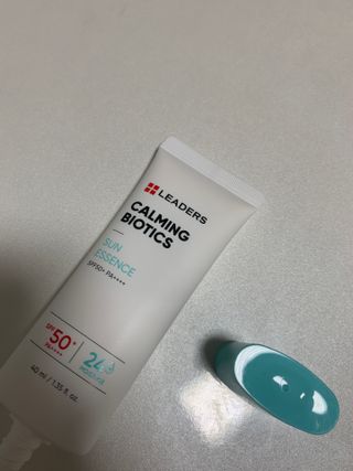 리더스코스메틱 리더스 카밍 바이오틱스 선 에센스 SPF 50+ PA++++ — 5점을 준 리뷰어가 2022년 6월 올린 사용 사진