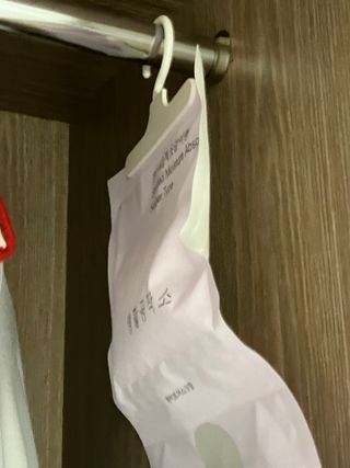 [네이버 /생활공작소] 향기 제습제 옷걸이형 습기제거제 — 5점을 준 리뷰어가 2024년 8월 올린 사용 사진