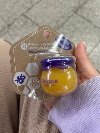 틱톡 [후르디아] 튼입술해결템 올리브영 블루베리 하이드레이팅 허니 립밤 — 4점을 준 리뷰어가 2023년 11월 올린 사용 사진