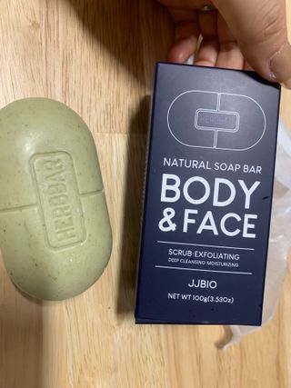 제이제이바이오 허브마사지바 올인원 알약비누 — 5점을 준 리뷰어가 2022년 4월 올린 사용 사진