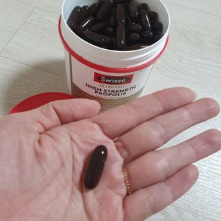 Swisse 스위스 고함량 프로폴리스 2,000mg 210정 — 5점을 준 리뷰어가 2021년 11월 올린 사용 사진