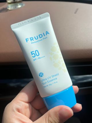 틱톡 [후르디아] 백탁NO! 화잘먹 수분광 선 에센스✨ — 5점을 준 리뷰어가 2023년 8월 올린 사용 사진