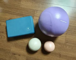 [트라택] 홈 필라테스 SET [미니짐볼+웨이트볼(0.5kg&1kg+요가블럭] — 5점을 준 리뷰어가 2022년 7월 올린 사용 사진