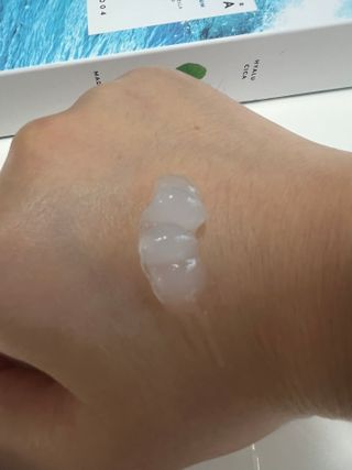 [스킨1004] 마다가스카르 센텔라 히알루-시카 워터핏 선세럼 50ml — 5점을 준 리뷰어가 2024년 5월 올린 사용 사진