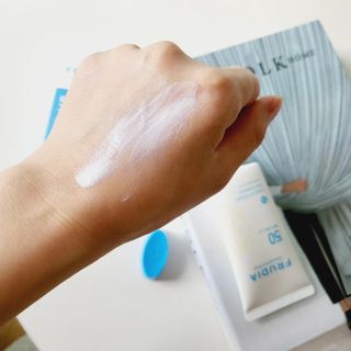 틱톡 [후르디아] 백탁NO! 화잘먹 수분광 선 에센스✨ — 5점을 준 리뷰어가 2023년 9월 올린 사용 사진