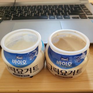 매일바이오 그릭요거트 오리지널 플레인 4개, 로스터리 커피믹스 4개 — 5점을 준 리뷰어가 2021년 12월 올린 사용 사진