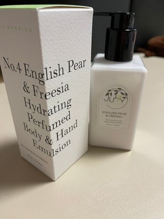 줄라이 모닝 _ JULY MORNING 줄라이모닝 하이드레이팅 퍼퓸드 바디앤핸드 에멀젼 — 5점을 준 리뷰어가 2021년 9월 올린 사용 사진