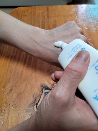 틱톡 [후르디아] 백탁NO! 화잘먹 수분광 선 에센스✨ — 5점을 준 리뷰어가 2023년 5월 올린 사용 사진