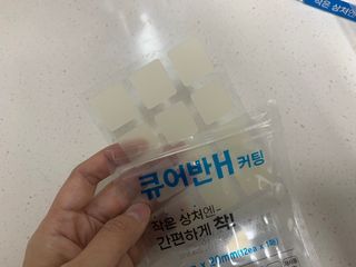 [큐어반H 커팅] 간편하게 떼서 쓰는 자외선차단 습윤밴드 (1팩/30매입) — 5점을 준 리뷰어가 2022년 12월 올린 사용 사진