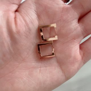 [골드앤디어] 14K 사각 네모 원터치 귀걸이_3color — 5점을 준 리뷰어가 2021년 5월 올린 사용 사진