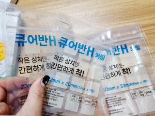 [큐어반H 커팅] 간편하게 떼서 쓰는 자외선차단 습윤밴드 (1팩/30매입) — 5점을 준 리뷰어가 2022년 12월 올린 사용 사진
