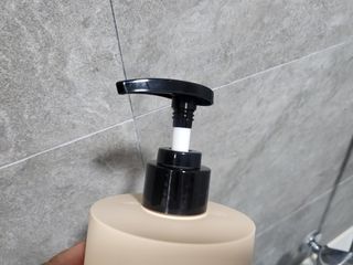 프리마인 더이상 뻣뻣하고 효과없는 탈모샴푸는 NO. 근본부터 케어하는 셀베이스 그린티샴푸(500ml) — 4점을 준 리뷰어가 2023년 4월 올린 사용 사진